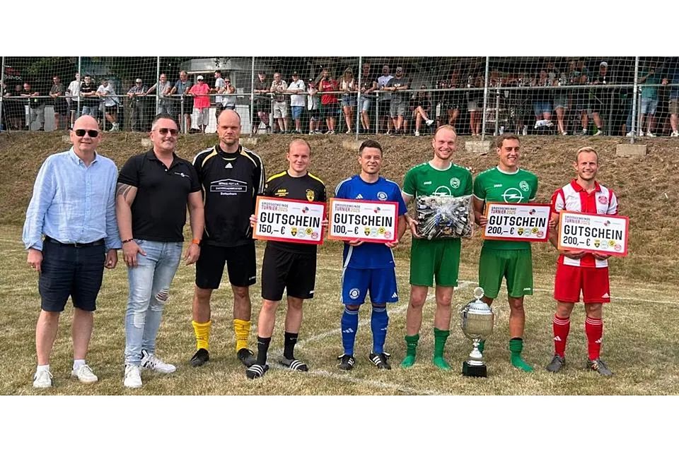 Die Verttreter des Gewerbevereins mit dem ausgezeichneten Keeper des Turniers, Steffen Scheld, Torschützenkönig Jonathan Heuser und den vier Mannschaftskapitänen bei der Siegerehrung. © Ramona Kühlborn