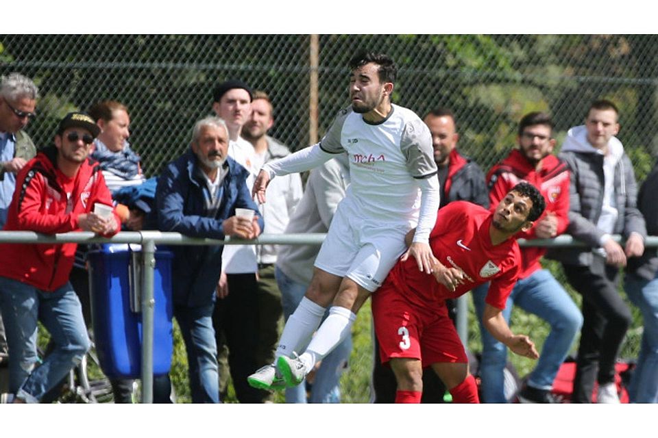 Augen zu und durch: In dieser Szene dominiert die Präsenz von Sonnenbergs Ufuk Seyfi (l.), doch am Ende bejubelt Paul Freitaeger mit dem SC Klarenthal einen 2:1-Erfolg. 	Foto: rscp / Frank Heinen