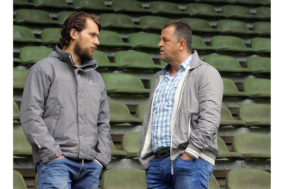 Sportvorstand Franz Wunderlich (r.) im Gespräch mit dem scheidenden Trainer Tomasz Kaczmarek.