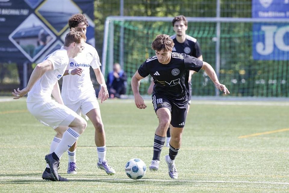 Barbaros Mainz gewinnt in der Bezirksliga Rheinhessen mit 2:1 gegen den SV Guntersblum. 	Foto: Stefan Sämmer