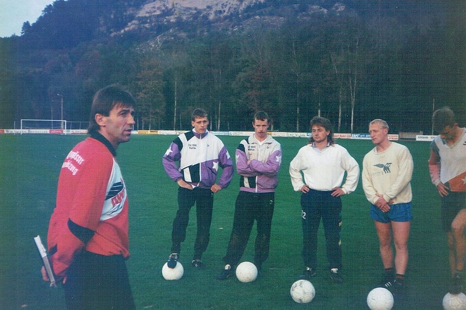 Kahlas Trainer Ulrich Göhr (links) wertet beim ersten Training nach dem Pokalsieg 1991 das Finale mit einem Teil seiner Spieler aus. Zu sehen sind von links Stefan Treitl, Uwe Dölschner, Heiko Egerland, Ingo Walther und Marco Lorenz.