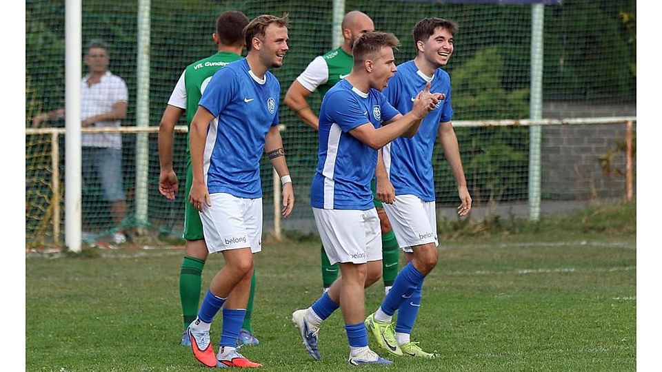 Horchheimer Jubel in Gundersheim: SVH-Spieler Luca Putzer (mitte) freut sich mit seinen Mitspielern Phillip Maurer (links) und Doppelpacker Domenico Gagliardi über seinen Treffer zum 2:0.	Foto: Christine Dirigo/pakalski-press