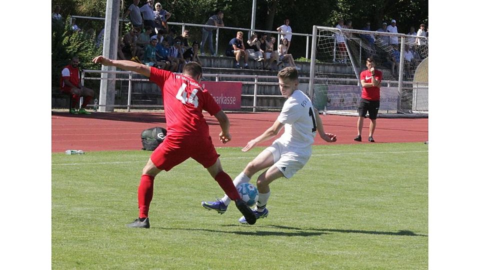Der Saulheimer Jonas Haas (rechts) im Zweikampf mit Patrick Bocian vom TV Sulzheim.	