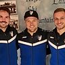 Es harmoniert und menschelt: In Freudenberg freut sich Abteilungsleiter Patrick Meiler (Mitte) über die Vertragsverlängerungen der Spielertrainer Sebastian Bauer (rechts) und Michael Roith.