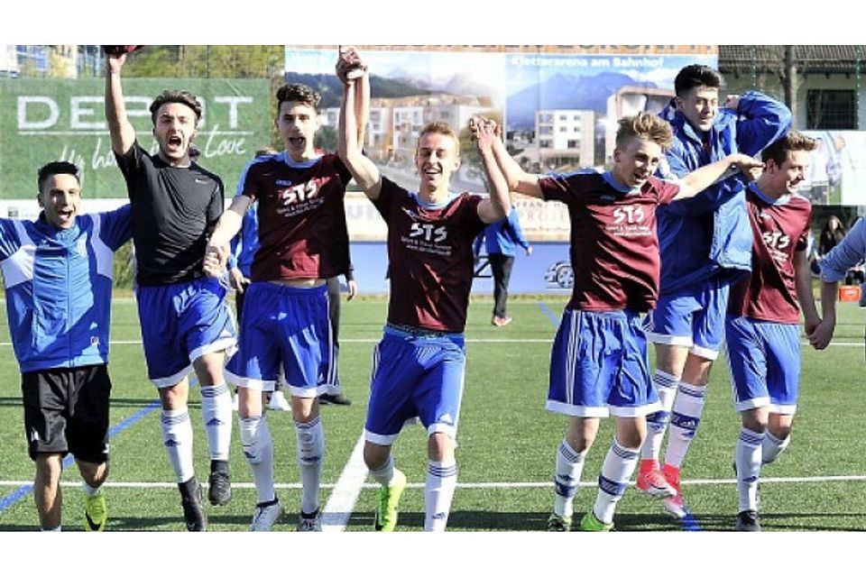 Da jubeln sie noch: die A-Jugendlichen der 1. FC Garmisch-Partenkirchen nach dem 6:2-Sieg im Halbfinale. FOTO: THOMAS SEHR