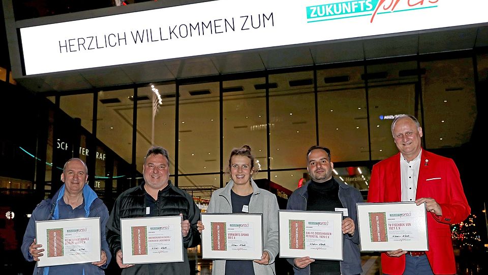 Die fünf Gewinner des Zukunftspreis 2022 (2.v.r. Ethem Ebrem vom DJK/FC Ziegelhausen-Peterstal 1926). 