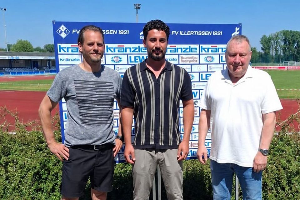 Kaiserwetter bei der Präsentation: Walid Khaled (Mitte) wird an seinem neuen Arbeitsplatz im Illertisser Vöhlinstadion von Sportvorstand Karl-Heinz Bachthaler (re.) und dem Sportlichen Leiter Jochen Schmitt begrüßt. 