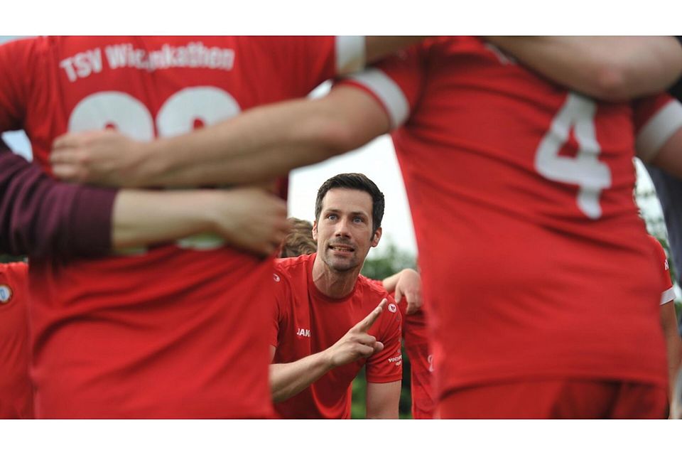 TSV-Coach Nils Zielesniak nach dem letzten Saisonspiel, für Wiepenkathen stehen jetzt noch das Aufstiegsduell und des Kreispokal-Endspiel an. Foto: Scholz TSV-Coach Nils Zielesniak nach dem letzten Saisonspiel, für Wiepenkathen stehen jetzt noch das Aufstiegsduell und des Kreispokal-Endspiel an. Foto: Scholz