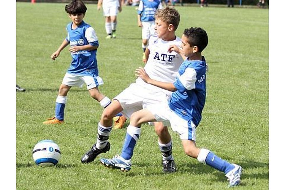 Packende Duelle: Schon vor zwei Jahren spielten die E-Junioren des TuS  (blaue Trikots) um den Cup. Müller-Düring