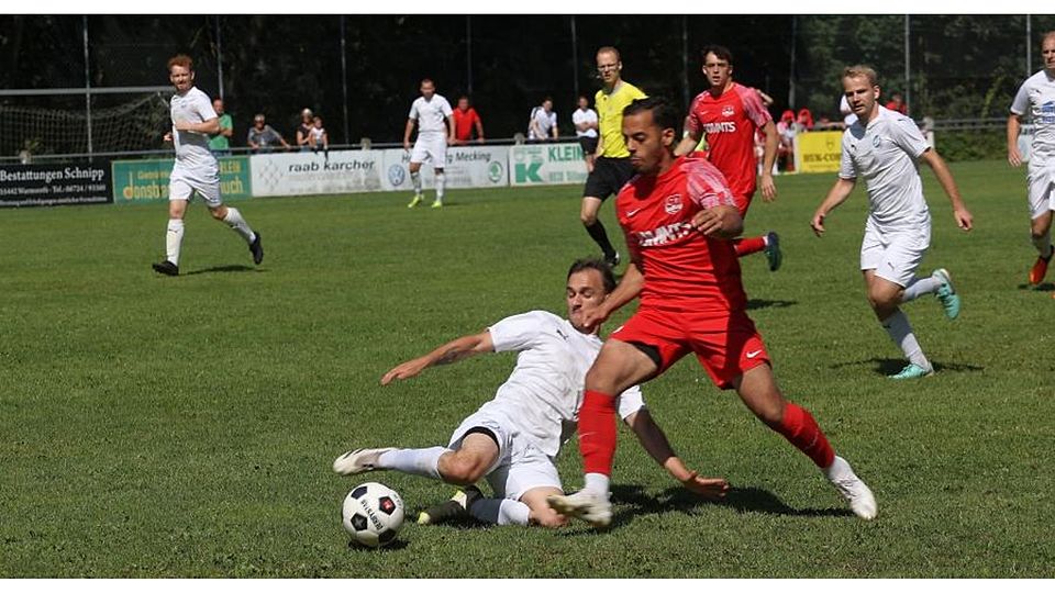 Für offensive Momente im Spiel ist bei der SG Hüffelsheim auch Mostafa El Haiwan (rotes Trikot, hier im Pokalspiel bei der SG Soonwald) zuständig.	Foto: Mario Luge