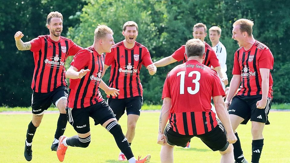Ekstase: Mit einem unglaublichen Comeback durch zwei Tore in der Nachspielzeit erzwang der TSV Oberalting-Seefeld im Relegationsrückspiel gegen Eurasburg die Verlängerung und setzte sich schlussendlich klar durch.