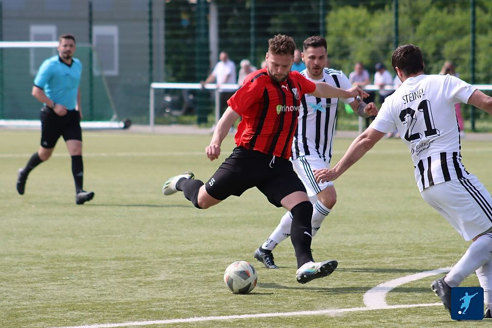 Ilker Yüksel (hier in rot gegen den FC Bienwald Kandel) erzielte gegen den FC Speyer zwei Treffer. 