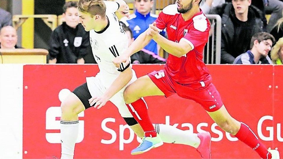 Zieht davon: Würm-Linderns schneller Youngster Yannik Schlömer (links) setzt sich gegen den Beecker Riad Chakroun durch.