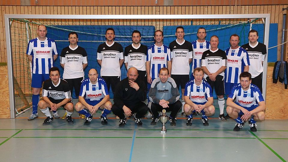 Der TSV Hildrizhausen (blau-weiß gestreift) und der SV Neuhausen waren die stärksten Teams beim Gechinger AH-Turnier Foto: Kraushaar