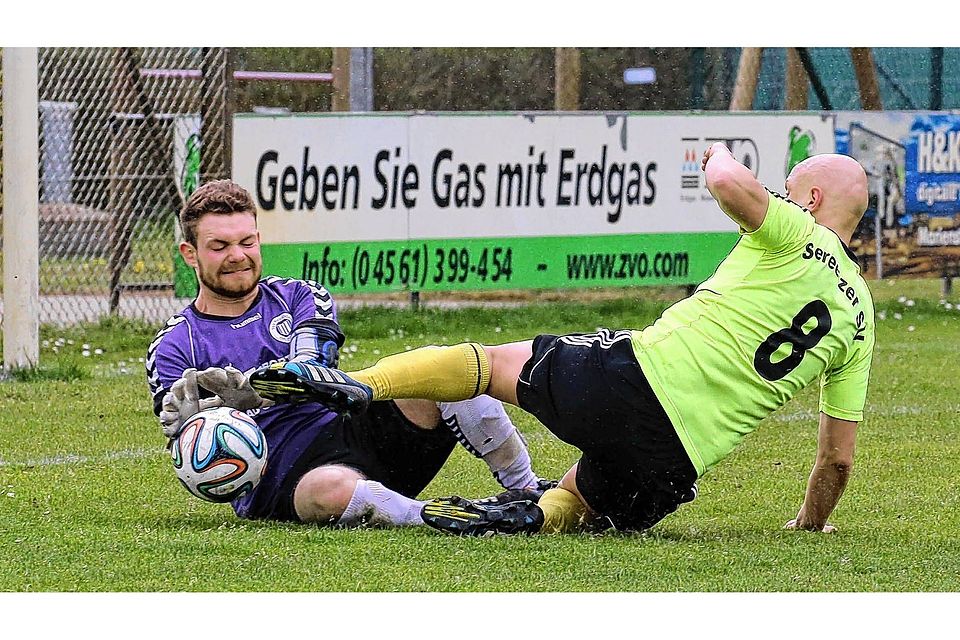 Der TSV Pansdorf II fing sich gegen den Sereetzer SV fünf Gegentore ein. Diese Szene überstanden die Pansdorfer allerdings unbeschadet. Foto: Jürgensen