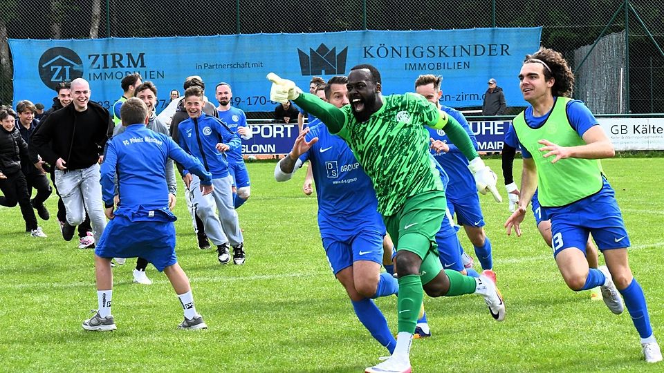 FC-Keeper Cerruti Zola (grün) löste mit seinem Siegtor einen Phönix-Jubelsturm aus.