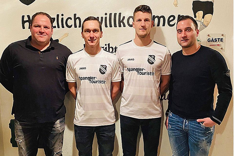 Neues Trainergespann beim FC Ehekirchen: Michael Panknin (Zweiter von links) und Simon Schröttle (Zweiter von rechts) mit den Abteilungsleitern Markus Bissinger (links) und Simon Schmaus (rechts).