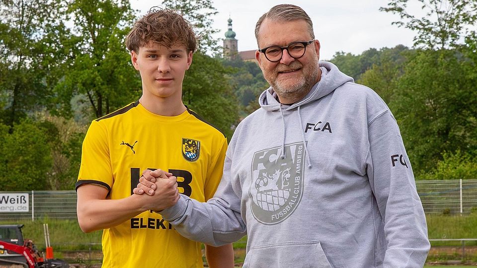 Jonas Tepper (links) wird am Schanzl von Teammanager Andreas Wagner in Empfang genommen.
