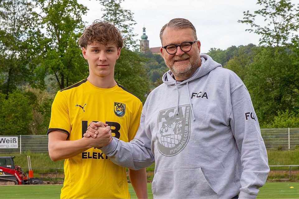 Jonas Tepper (links) wird am Schanzl von Teammanager Andreas Wagner in Empfang genommen. Jonas Tepper (links) wird am Schanzl von Teammanager Andreas Wagner in Empfang genommen.