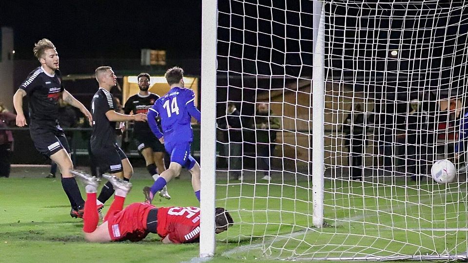 Unterschiedliche Gefühlswelten: Die Weidener sind bedient, Dürens Torschütze Marcel Olschewski (Nummer 14) freut sich.