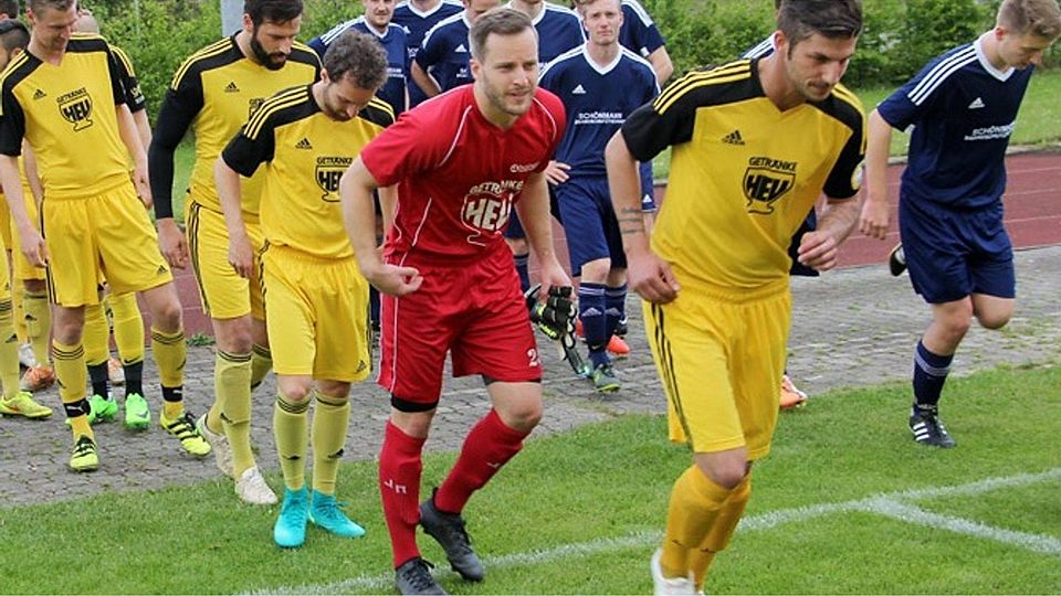 Im Mai ging Hannes Menhofer (Erster im gelben Trikot) noch für den TSV Mindelheim voran, mittlerweile ist er zum FSV Amberg zurückgewechselt. Seine Fußballschuhe schnürt er jedoch nur noch, wenn Not am Mann ist. Anschauen wird er das Derby am Freitagabend aber natürlich schon.	F.: Lenuweit