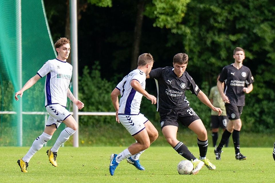 Im Hinspiel konnte sich Ebersberg (schwarze Trikots) mit 4:2 gegen Aschau durchsetzen. Im Hinspiel konnte sich Ebersberg (schwarze Trikots) mit 4:2 gegen Aschau durchsetzen.