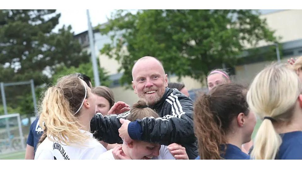 Steffen Sellmann und seine Schützlinge vom SC Münchholzhausen/Dutenhofen steigen als Gruppenliga-Erster in die Verbandsliga auf. Steffen Sellmann und seine Schützlinge vom SC Münchholzhausen/Dutenhofen steigen als Gruppenliga-Erster in die Verbandsliga auf. © Steffen Bär 