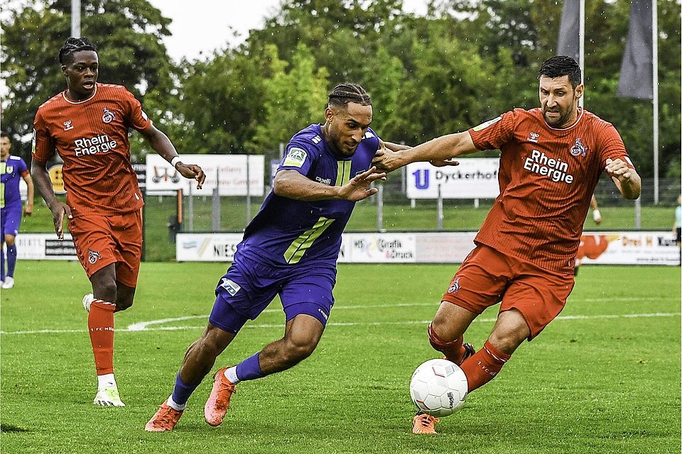 Zweikampf um den Ball: Stephan Salger (r.), hier im Trikot des 1. FC Köln II, und der Ex-Dürener Kevin Goden.