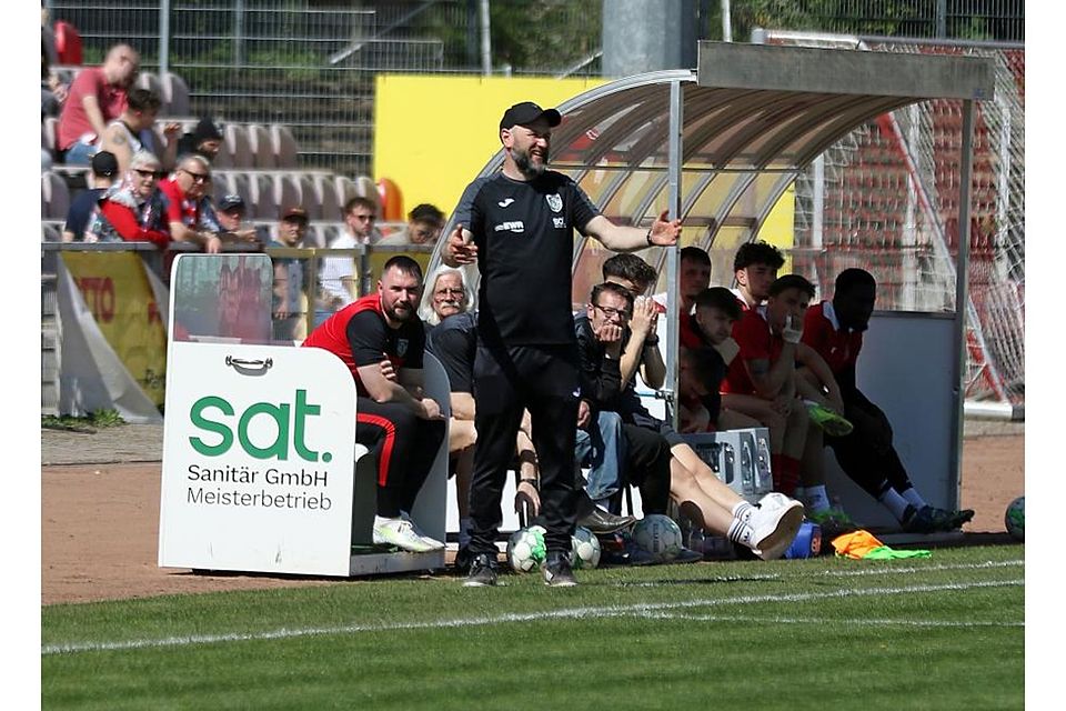 VfR-Trainer Marco Reifenscheidt (mit Kappe) muss zum Ende der Saison gehen. Ob die Wormser sich damit einen Gefallen tun? Die jüngste Erfolgssträhne spricht jedenfalls für den Coach.	Foto: Christine Dirigo / pakalski-press
