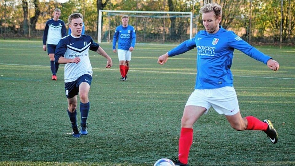 Von der Strafraumgrenze setzt Tim Freyer einen Mitspieler ein.