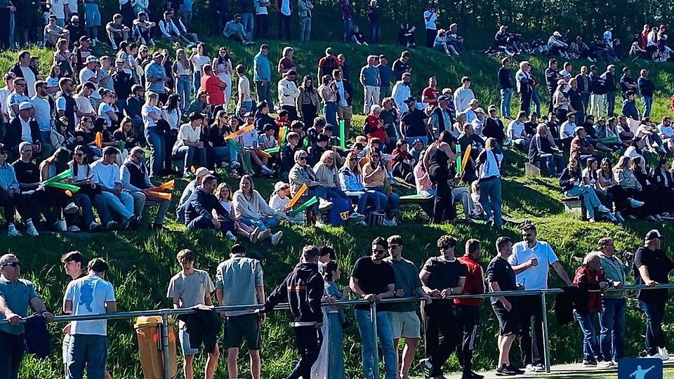 Tolle Kulisse in Hauzenberg, wo 400 Zuschauer den Schlager der Kreisklasse Passau/Freyung zwischen dem FC Sturm II und der SG Breitenberg/Sonnen sehen wollten.