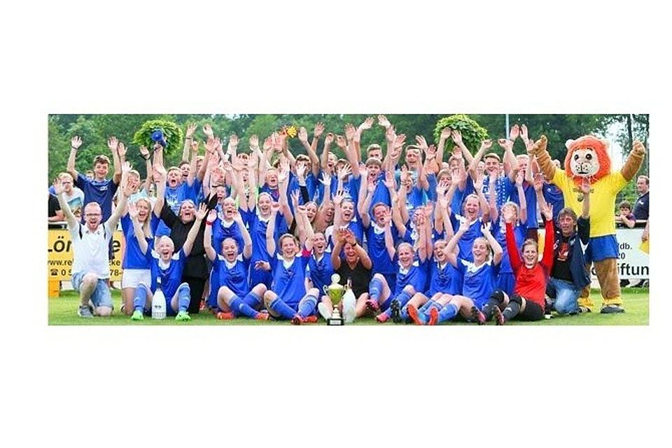 Die Fußballerinnen des FC Lastrup feierten ihren überraschenden Kreispokalsieg mit den ebenfalls erfolgreichen C-Junioren des Vereins und Maskottchen Lasse von Lastrup. Volkhard Patten