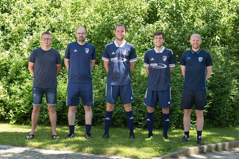 Von links: Sportlicher Leiter Stefan Zizlsperger, Cheftrainer Matthias Bösl, die Neuzugänge Michael Gröschl und Stefan Hofner sowie Michael Kirner.