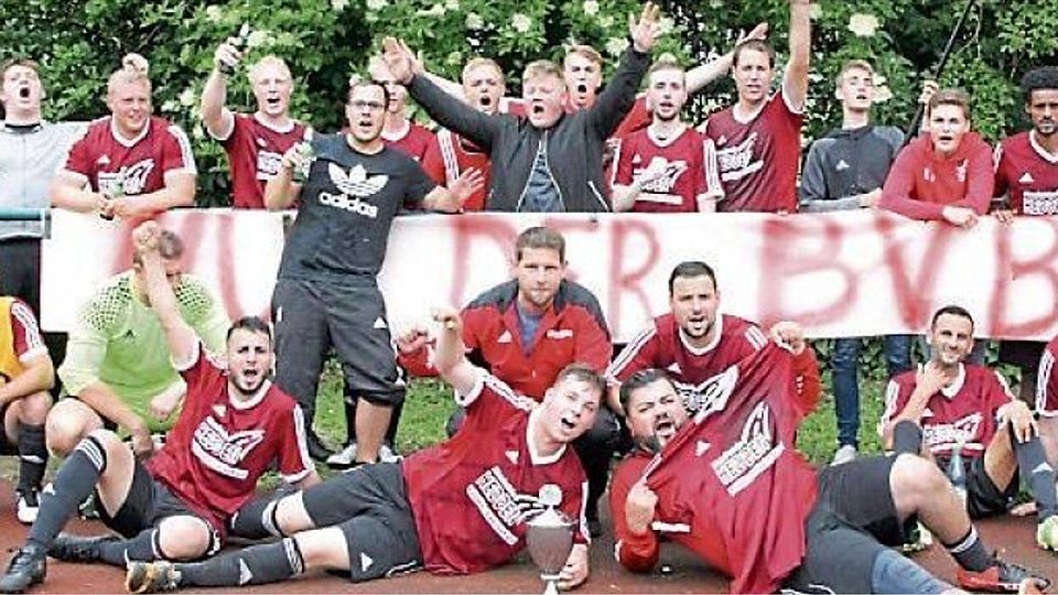 Nur der BVB! Lautstark feierten die Spieler des BV Bockhorn II den Gewinn des Twele-Pokals. Friedhelm Müller-Düring