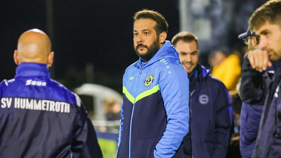 Hummetroths Trainer Artug Özbakir an der Seitenlinie. 	Foto: Guido Schiek