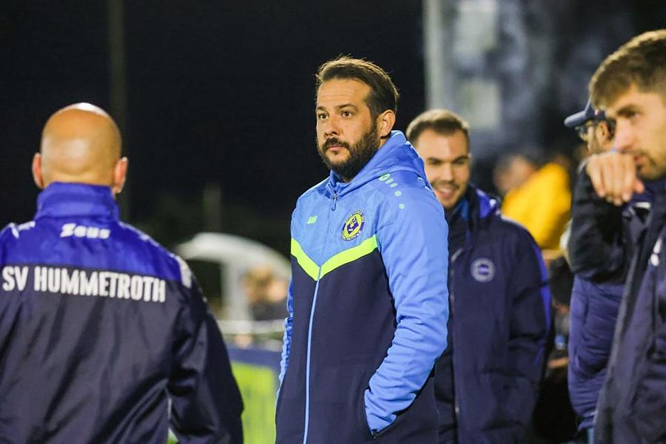 Hummetroths Trainer Artug Özbakir an der Seitenlinie. 	Foto: Guido Schiek