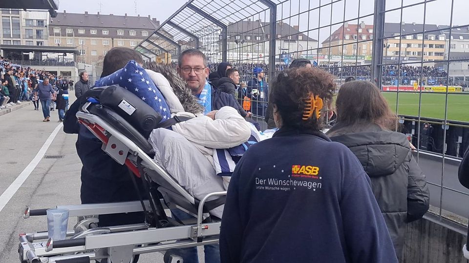 Ade Reiner (im Hintergrund) wollte ein klein wenig Freude schenken.