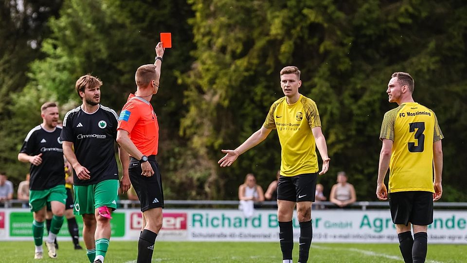 Heiß her ging es im letzten Derby: Moosinnings Maximilian Schmid (Nr. 14) sah hier von Schiedsrichter Ken Eichentopf die Rote Karte nach seinem Foul an Eichenrieds Korbinian Lommer. Der SVE siegte 4:1.