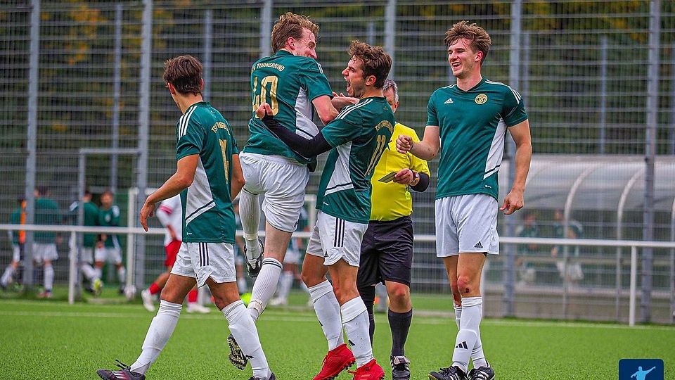 Doppelpacker Aron Weber freut sich mit den Trump Brüdern.