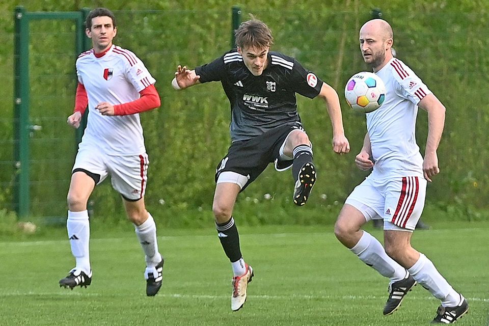 Marius Hackl (dunkles Trikot) erzielte in der sechsten Minute der Nachspielzeit den Siegtreffer für den SV Ottmarshausen. Michael Schrettle hatte Schlusslicht SSV Anhausen in Führung gebracht.