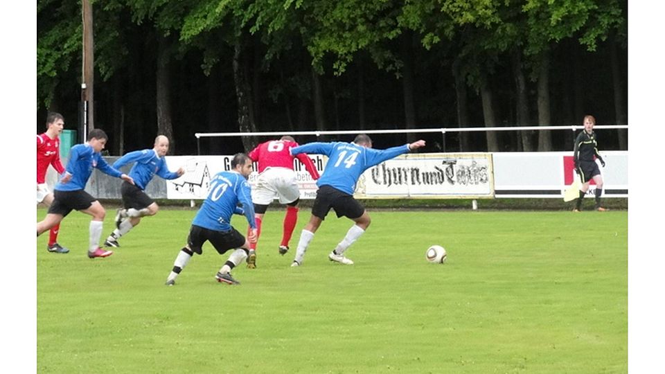 Der TSV Waldershof (rot) trifft am Sonntag auf den FC Lorenzreuth. Archiv: Selch