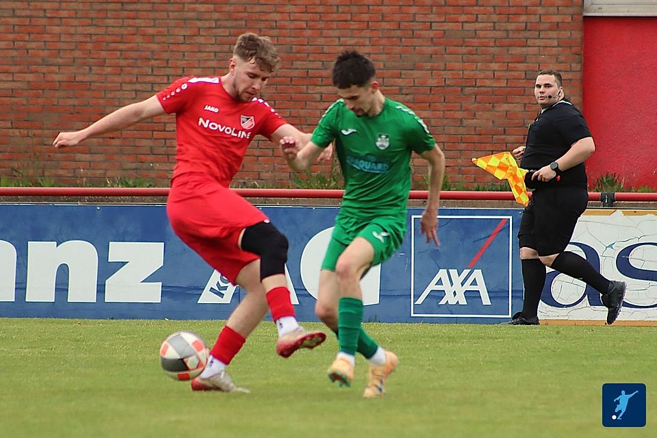 Hassias Arsenij Matsievski (links) kommt einen Schritt zu spät gegen den Marienborn-Offensivmann Nazar Khalymivskyi.