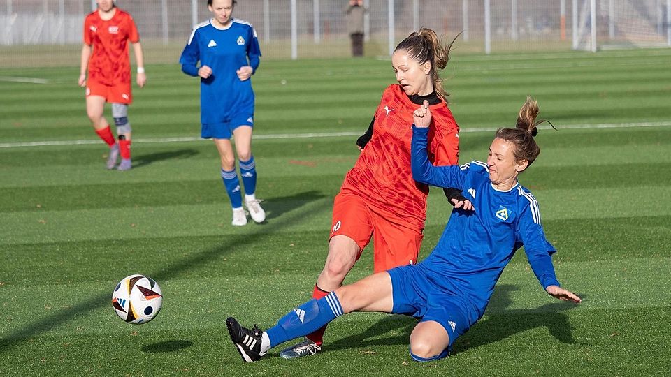 Rutschen als Herbstmeister in die Pause: der TSV Poing und (blau) Stephanie Rickhoff.