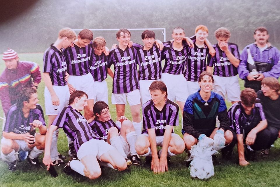 Meister! "Muff" (hinten 5.v.r) feiert mit dem TSV Waldkirchen um Trainer Wigg Eckerl (hinten rechts) den Aufstieg in die Junioren-Bayernliga im Jahr 1992. 