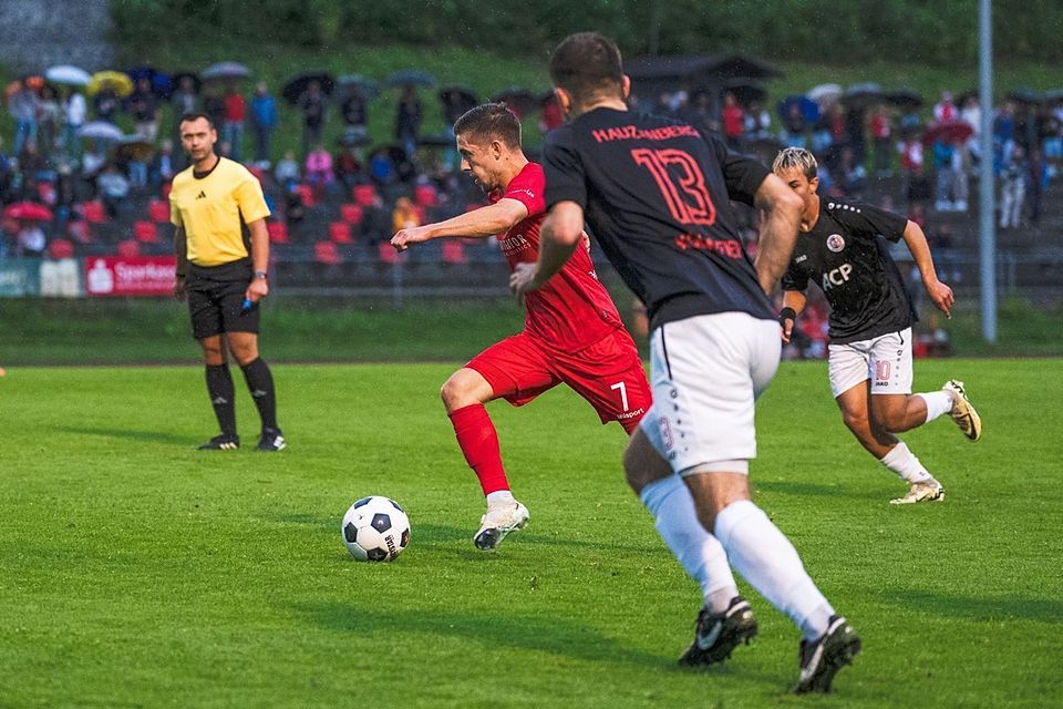 Nicht zu stoppen war Robert Rohrhirsch (Nr. 7), beim Spiel in Hauzenberg besorgte er das 1:0 für Schwaig.