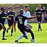 Der SC Maisach (in Schwarz) im Spiel gegen den FC Eichenau (in Weiß).