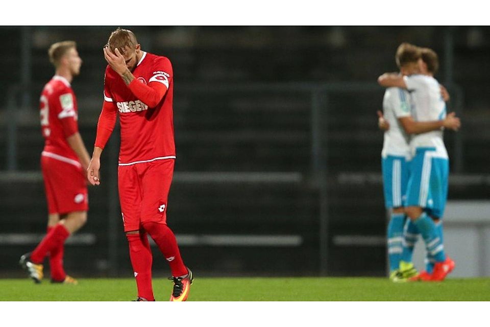 So war es im Hinspiel: Während die Schalker Akteure sich über den Sieg freuen, sind die Siegener Spieler (links) ob der Niederlage konsterniert. Foto: René Traut