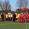 Siegesfeier vor den Fans: Der Türkische SV Wiesbaden besiegte den FC Naurod mit 2:0 und macht das Meisterrennen nun wieder besonders spannend.