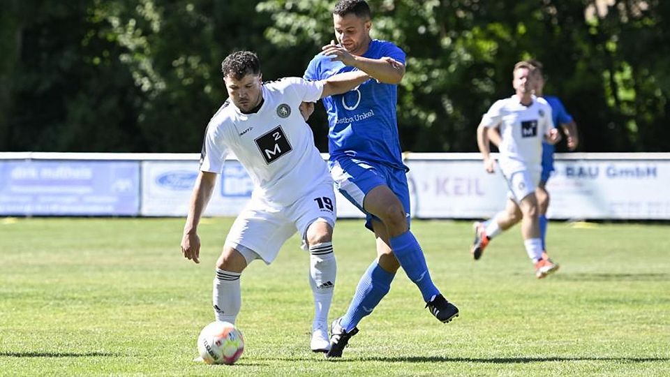 Zweikampfstarker Doppelpacker: Mauchenheims Torjäger Björn Grimm (links) schirmt den Ball im Zweikampf vor seinem Leiselheimer Gegenspieler Marin Anischevici erfolgreich ab.	Foto: Martin Hartmann/pakalski-press