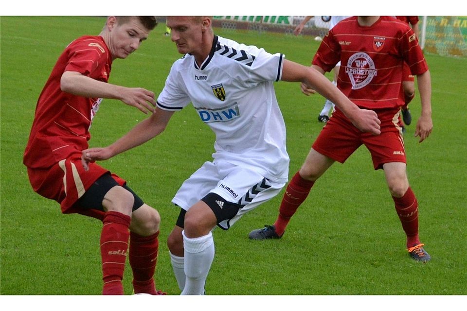 Er macht nach auskurierter Verletzung wieder Dampf im Mittelfeld: Bernhard Neumayer (l.).  Foto: Gleisenberg/Archiv